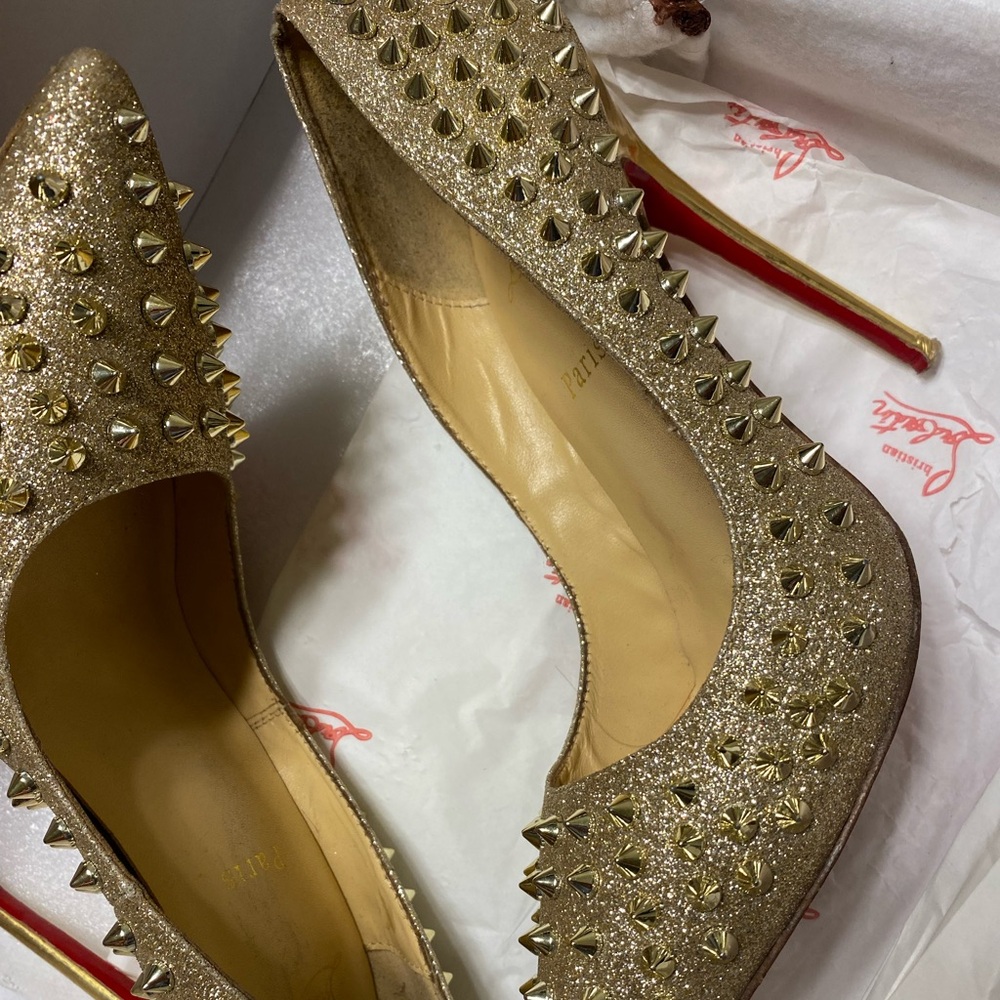 Spike red bottom size 39